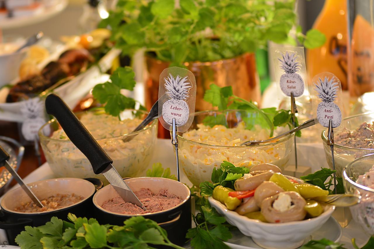 Emmerich Hotel Goerlitz Ngoại thất bức ảnh A buffet with a selection of food